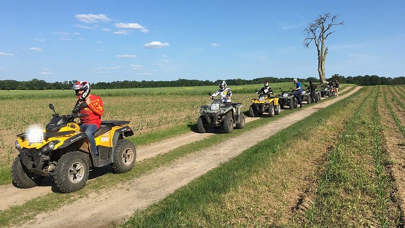 8 Quads machen Pause am Feldrand