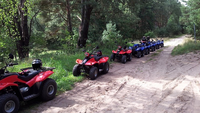 Mehrere Quads im Wald abgeparkt auf einem weg