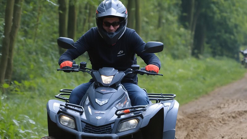 Ein Quad Fahrer im Wald