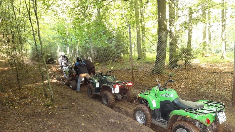 Quads stecken in zu tiefer Fahrrinne