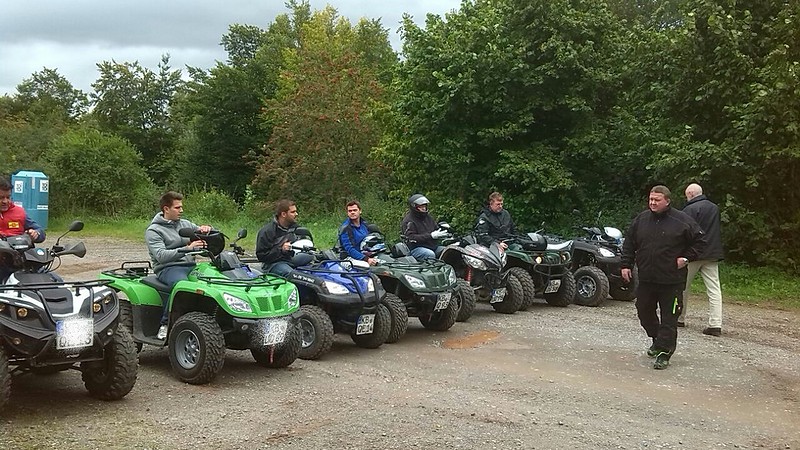 Quads auf abgelegenem weg aufgereiht