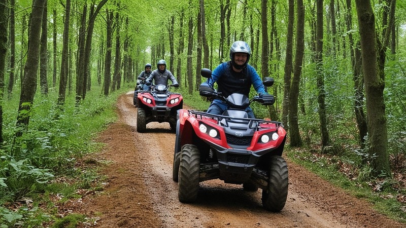 3 Fahrer durch den Wald mit roten Quads