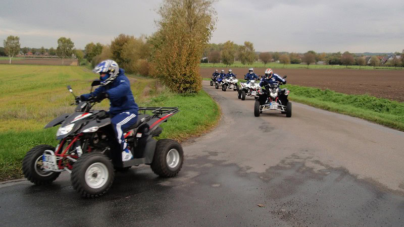 Quad-Kolonne fährt um Steile Kurve auf einer abgelegenen Straße