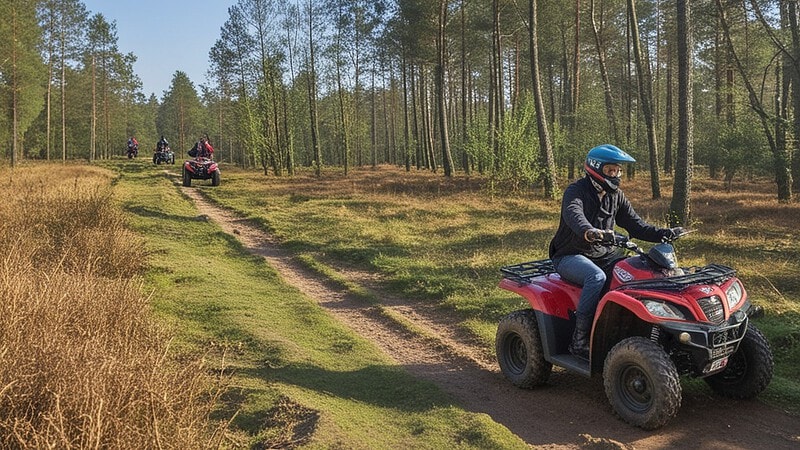 Quadfahrer dahren auf kleinem Waldweg