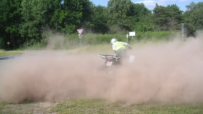 Quadfahrer macht viel Staub mit seinem Fahrzeug