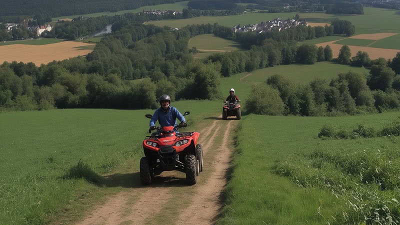 Zwei Fahrer auf Bergigem Feldweg