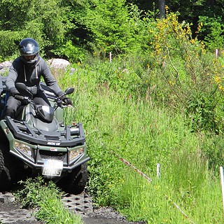 Offroad Fahrer auf Steilem Hang Bergab