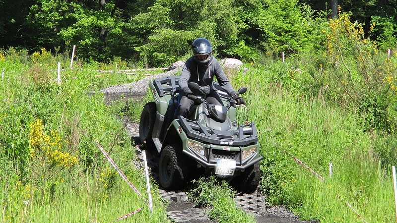 Offroad Fahrer auf Steilem Hang Bergab