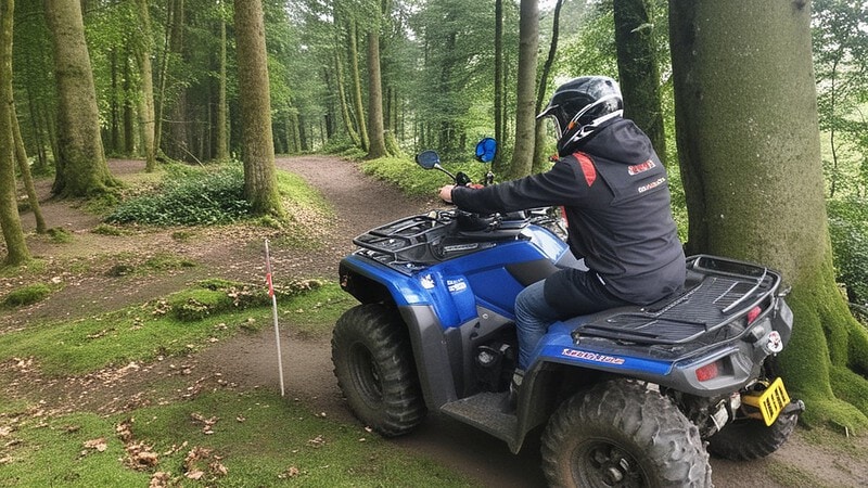 Quad Fahrer im Wald auf unebenem Waldboden