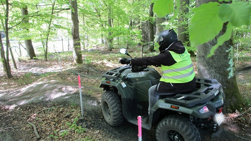 Quad Fahrer im Waldparkour