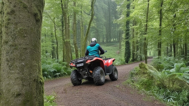 Quad Fahrer im Wald auf Waldweg