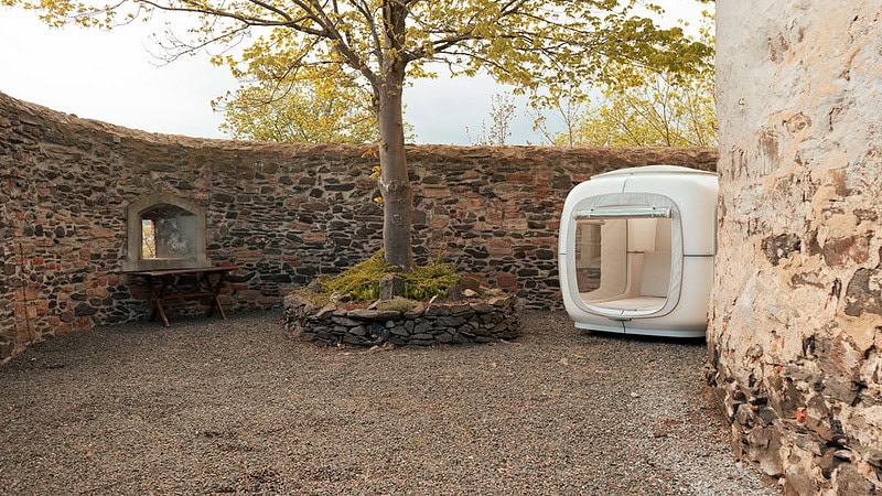 Ansicht des Vorplatzes auf der Burg mit dem Sleep Cube - Mittelalterfeeling