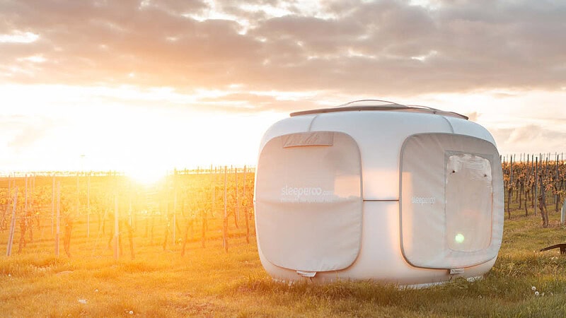 Der Sleep Cube auf den Weinberg bei Sonnenuntergang zu sehen.